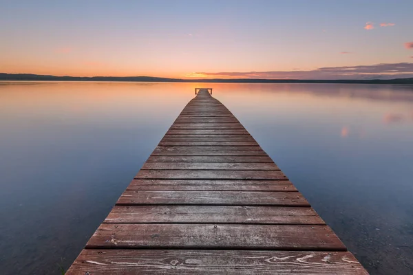 Vecchio molo di legno al tramonto — Foto Stock